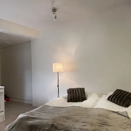 Super Cozy Only Steps From Metro & Redi! Self Check-in! *