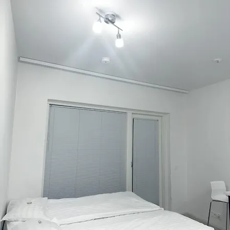 Apartment Super Cozy Only Steps From Metro & Redi! Self Check-in! *