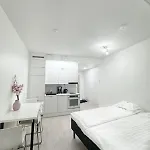 Super Cozy Only Steps From Metro & Redi! Self Check-in!